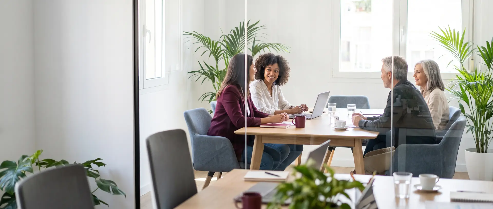 Un equipo comercial conversa alrededor de una mesa